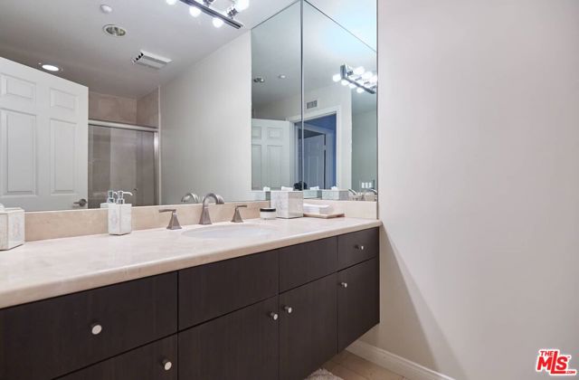 121 N Almont Drive, Beverly Hills CA: https://media.crmls.org/mediaz/ff563dbc-e7d1-43ab-be78-236aee8543a6.jpg