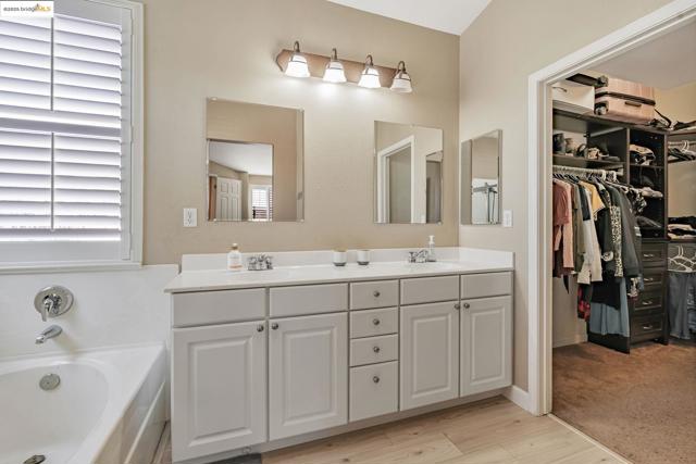 877 Boone Dr, Brentwood CA: https://media.crmls.org/mediaz/ff565fdf-37dd-43ba-93b9-a700e0fc43af.jpg