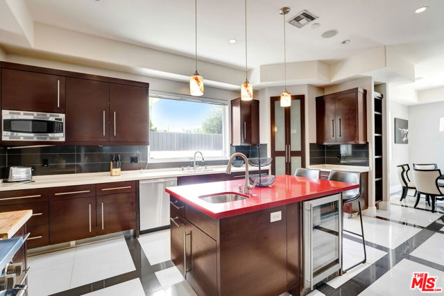 841 N Crescent Heights Boulevard, Los Angeles CA: https://media.crmls.org/mediaz/ff569349-d020-4bd6-a764-58e2c7058f7f.jpg