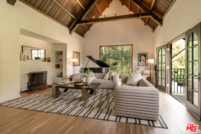 3105 Ledgewood Drive, Los Angeles CA: https://media.crmls.org/mediaz/ff585e32-4a59-4136-a8e9-6a69cc3e5b6b.jpg