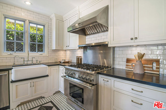 503 N Plymouth Boulevard, Los Angeles CA: https://media.crmls.org/mediaz/ff591d5f-cd28-4116-a0c6-28e43aa56532.jpg