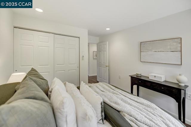 3136 Tice Creek Dr, Walnut Creek CA: https://media.crmls.org/mediaz/ff597246-99b9-4cda-b905-ae4bc01b1e36.jpg