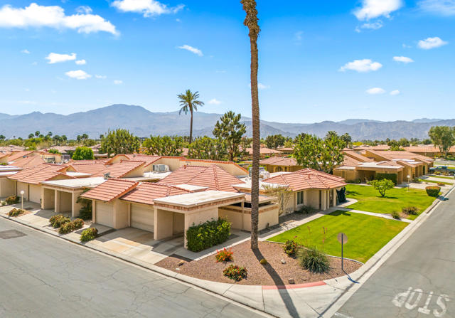 49327 Eisenhower Drive, Indio CA: https://media.crmls.org/mediaz/ff5a3dba-827b-4244-94fe-0a6423246bab.jpg