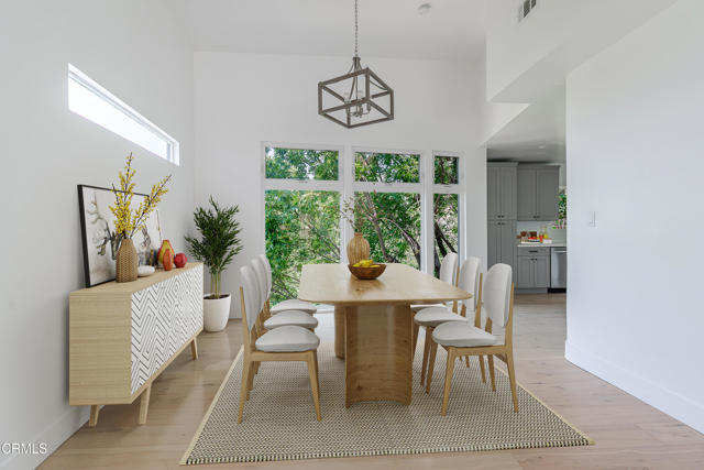 Detail Gallery Image 6 of 21 For 2409 Yorkshire Dr, Los Angeles,  CA 90065 - 3 Beds | 2/1 Baths