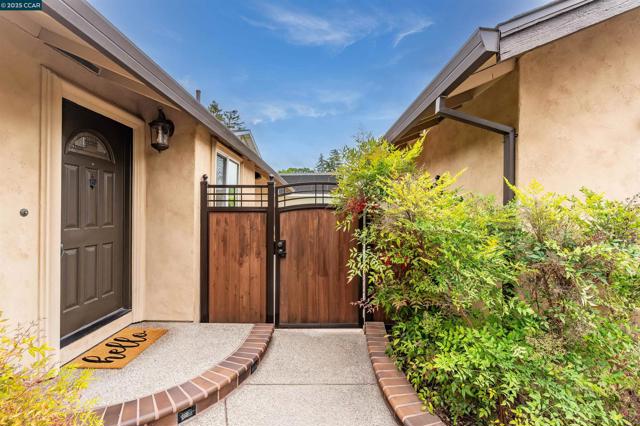5588 Gonzalez Ct, Concord CA: https://media.crmls.org/mediaz/ff5bc565-bc27-4072-ab7a-0af1b386c6be.jpg