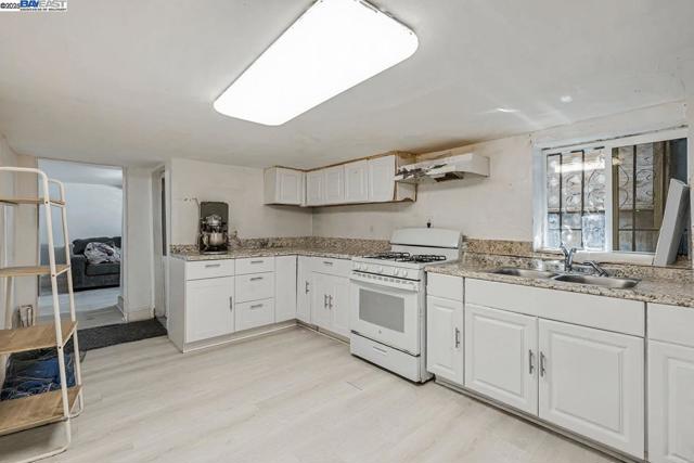 2530 Market St, Oakland CA: https://media.crmls.org/mediaz/ff5c5bfe-2691-477a-8d96-b7fc0fe781dc.jpg