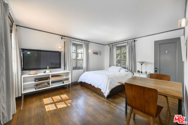 5181 Franklin Avenue, Los Angeles CA: https://media.crmls.org/mediaz/ff5c6758-0a12-4fc3-8d08-179b0c55d594.jpg
