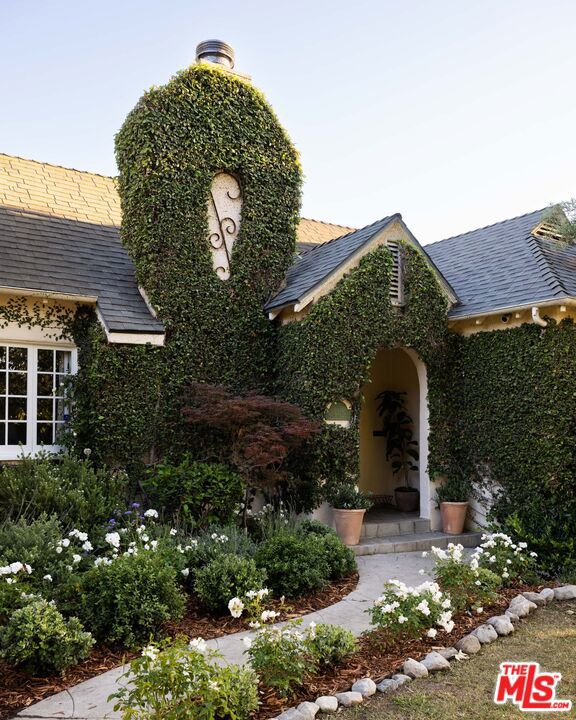 6650 Maryland Drive, Los Angeles CA: https://media.crmls.org/mediaz/ff5cd620-5cd1-4c67-9e5f-e191921c8054.jpg