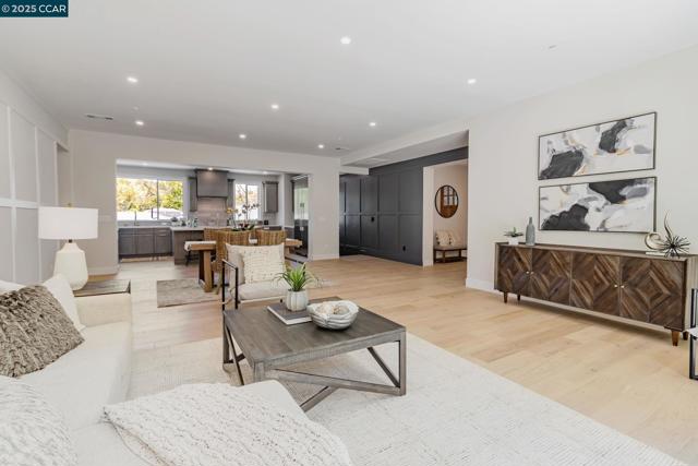 945 Yorkshire Ct, Lafayette CA: https://media.crmls.org/mediaz/ff5e9816-69f5-47c9-9cc1-41fd2429dd24.jpg