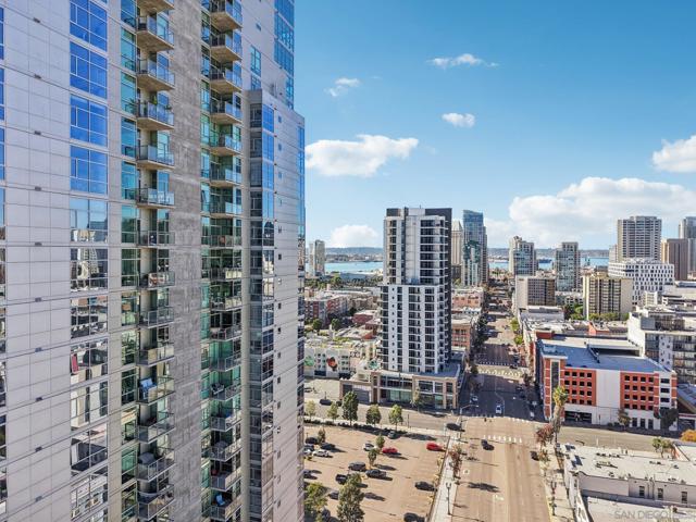 800 The Mark Ln, San Diego CA: https://media.crmls.org/mediaz/ff5f87ec-209b-4d31-b8e9-f91ddbdd47f6.jpg