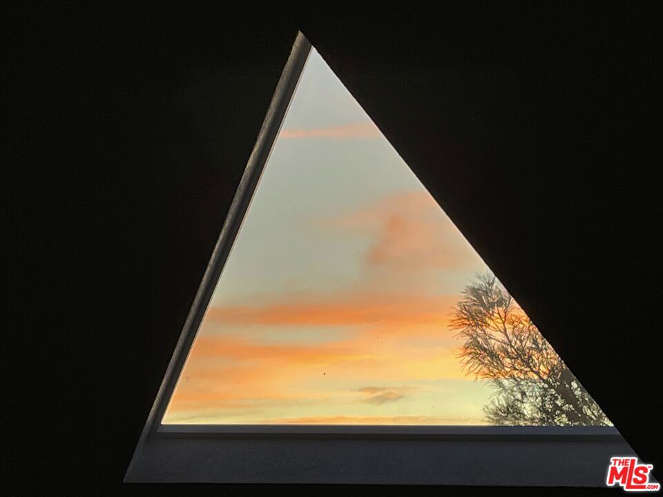https://media.crmls.org/mediaz/ff5fb7b7-01e0-485d-88cf-64049dbd1e47.jpg?preset=X-Large