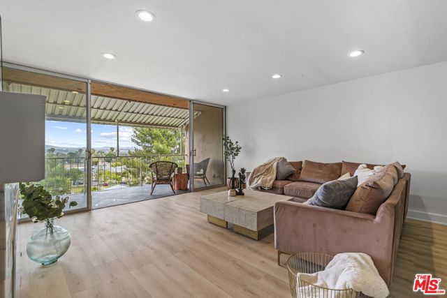 4553 Don Ricardo Drive, Los Angeles CA: https://media.crmls.org/mediaz/ff61efba-c3f8-42a6-9e89-a85a91b393b5.jpg