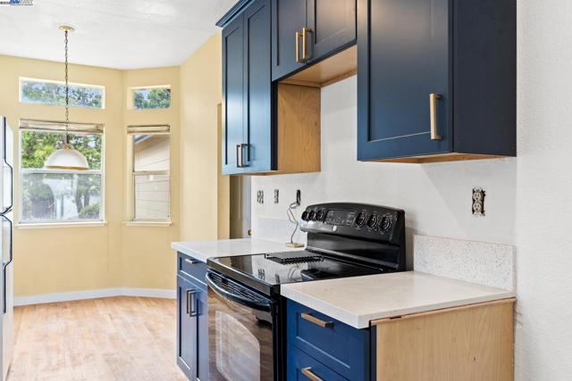 104 Bridgeview Ct, Crockett CA: https://media.crmls.org/mediaz/ff622fff-1c48-4aed-a36f-8f47670ffe58.jpg