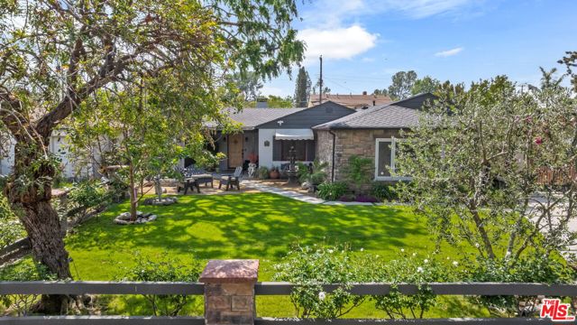 521 S Parish Place, Burbank CA: https://media.crmls.org/mediaz/ff64831a-61de-4a09-8998-9060b0f06ac9.jpg