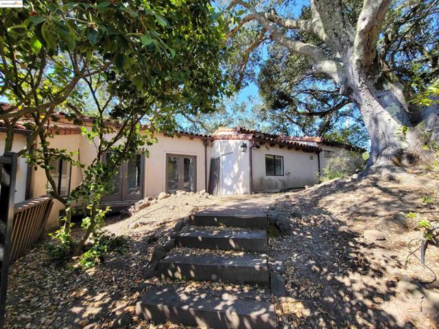40 Hilldale Ct, Orinda CA: https://media.crmls.org/mediaz/ff64acef-9b6e-4645-ad8e-341238947554.jpg