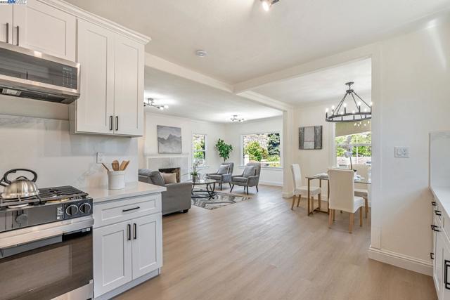 6927 Sunkist Dr, Oakland CA: https://media.crmls.org/mediaz/ff6504da-cac7-4e22-9bbb-142c39eb8dd5.jpg