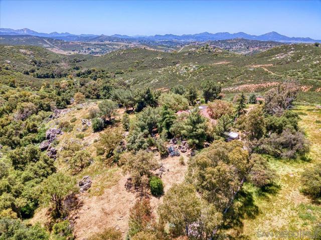 24903 Oakana Rd, Ramona CA: https://media.crmls.org/mediaz/ff67218d-4f96-460a-bec0-97496ec6f839.jpg