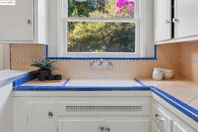 5318 Fleming Avenue, Oakland CA: https://media.crmls.org/mediaz/ff6890a7-56d0-4cac-8667-0d1884f3e707.jpg