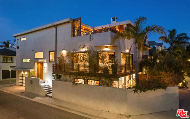 4616 Roma Court, Marina del Rey CA: https://media.crmls.org/mediaz/ff695236-dccf-4941-8dba-ae8b58d5f185.jpg