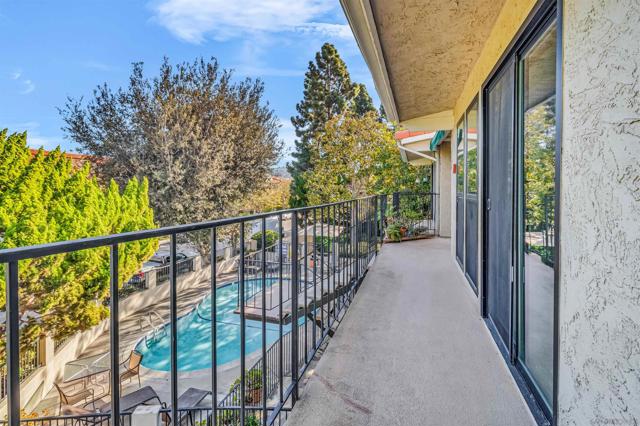 2507 Navarra Dr, Carlsbad CA: https://media.crmls.org/mediaz/ff69879e-7cf7-4de6-ae07-22a8634220e5.jpg