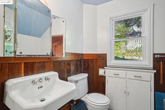 6576 Lucas AVE, Oakland CA: https://media.crmls.org/mediaz/ff6b82c9-c832-4fd8-b57d-28c3cd4627d9.jpg