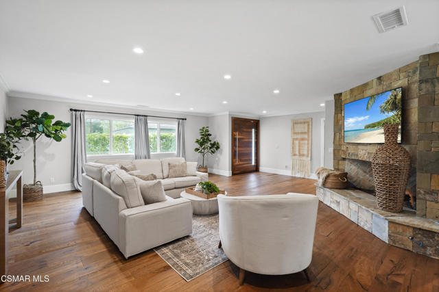 1658 La Granada Drive, Thousand Oaks CA: https://media.crmls.org/mediaz/ff6bcae1-fdb3-4621-a8fe-fe32f8d226b3.jpg