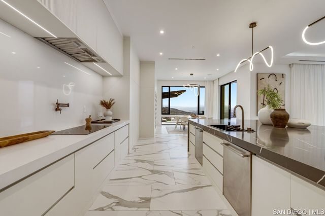18386 Avenida Apice, Rancho Santa Fe CA: https://media.crmls.org/mediaz/ff6c252e-7a2b-4125-885d-b04d22bde27e.jpg