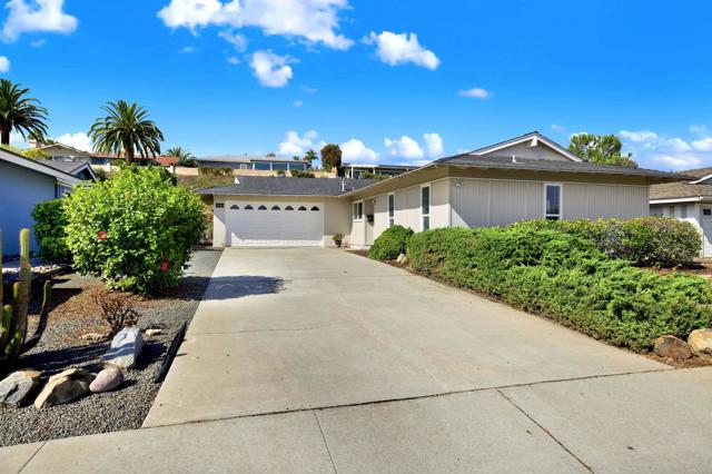 12093 Callado Dr, San Diego CA: https://media.crmls.org/mediaz/ff6de934-059b-4946-a136-ea293ab2337c.jpg