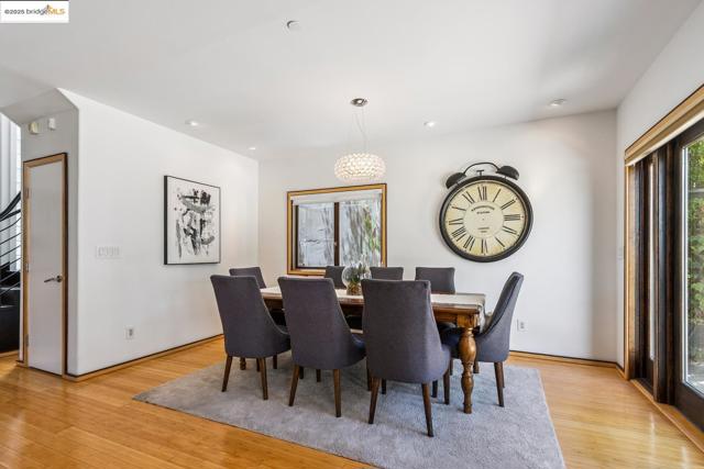 2912 Hillside DR, Burlingame CA: https://media.crmls.org/mediaz/ff6e945a-bb49-4109-b69c-46416da7edc4.jpg