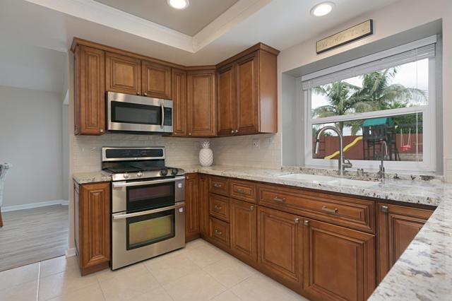 Detail Gallery Image 11 of 32 For 1684 Charlie Horse Way, Oceanside,  CA 92057 - 5 Beds | 3 Baths