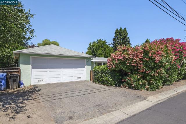 884 Juanita Dr, Lafayette CA: https://media.crmls.org/mediaz/ff6f6799-5bf3-4c2e-9270-c6008cea2853.jpg