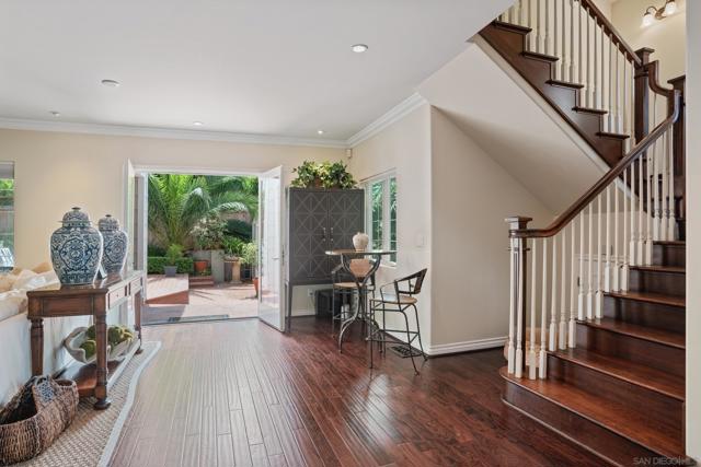 7824 Exchange Pl, La Jolla CA: https://media.crmls.org/mediaz/ff71d012-e908-4a9a-a82a-8a439f23bc95.jpg