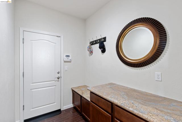 2469 Talaria Dr, Oakley CA: https://media.crmls.org/mediaz/ff71ff91-338e-4182-b223-6057c7099bb0.jpg