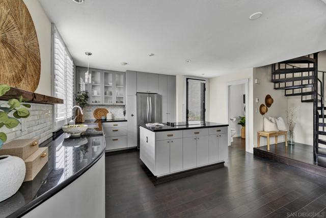 675 S Sierra Ave, Solana Beach CA: https://media.crmls.org/mediaz/ff731ea2-b2fd-4b35-9b2e-0678153969fa.jpg