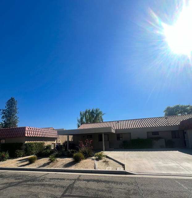 40513 Bay Hill Way, Palm Desert CA: https://media.crmls.org/mediaz/ff7406e1-0c26-4064-8cc4-5b5d7c65e421.jpg
