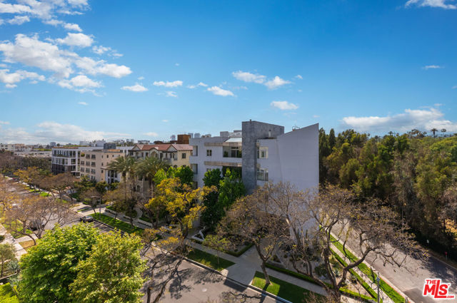460 N Palm Drive, Beverly Hills CA: https://media.crmls.org/mediaz/ff74689d-da40-4296-9c70-0e6b17d654c7.jpg