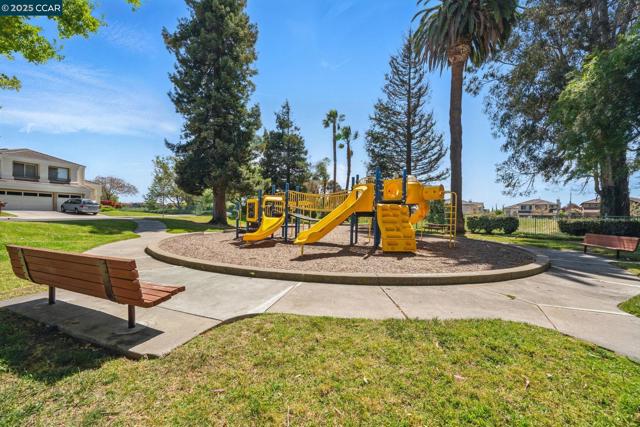 30300 Meridien Cir, Union City CA: https://media.crmls.org/mediaz/ff760a16-bb92-448b-a5cf-36df01f4665b.jpg