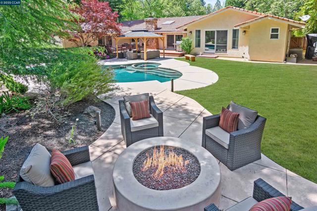 2142 Deer Oak Way, Danville CA: https://media.crmls.org/mediaz/ff76ebb1-3e79-4ee9-8f60-0d84c79670db.jpg