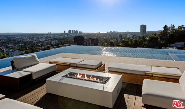 1305 Collingwood Place, Los Angeles CA: https://media.crmls.org/mediaz/ff77c56e-08a1-4996-982c-29a2d1aa487b.jpg