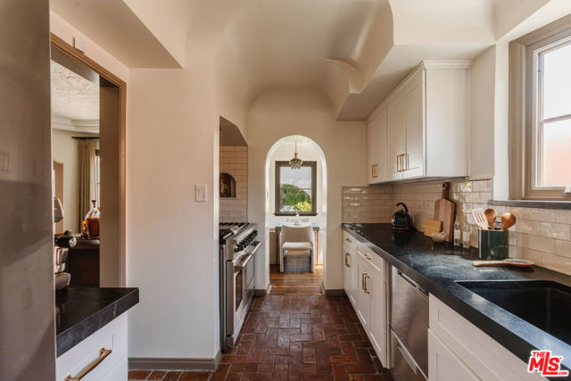 3975 Sutro Avenue, Los Angeles CA: https://media.crmls.org/mediaz/ff789759-ffa5-4d78-9114-60ebcdf1bec3.jpg