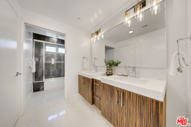 1529 S Westgate Avenue, Los Angeles CA: https://media.crmls.org/mediaz/ff7928f5-147f-4496-8a3e-42d2ba8772ae.jpg