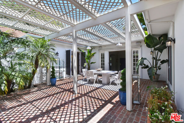 4177 KESTER Avenue, Sherman Oaks CA: https://media.crmls.org/mediaz/ff79facd-086e-428f-8422-ae604d86befc.jpg