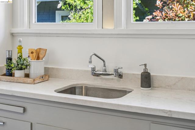 21 Portsmouth Road, Piedmont CA: https://media.crmls.org/mediaz/ff7aca29-f938-46fe-b6b7-d93a9592137c.jpg