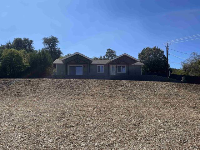 17099 Iron Springs Rd, Julian CA: https://media.crmls.org/mediaz/ff7bb4a7-d6b0-4646-b392-8423ba887f98.jpg