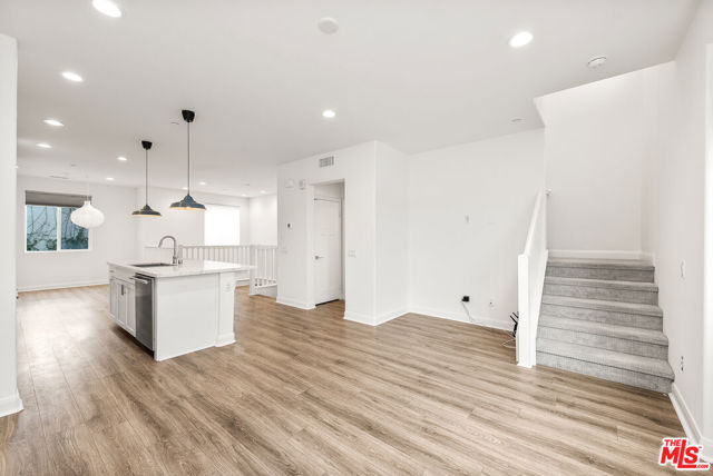516 E Imperial Avenue, El Segundo CA: https://media.crmls.org/mediaz/ff7bbd2e-9fd6-4d65-820c-5f9f0b1d95cd.jpg