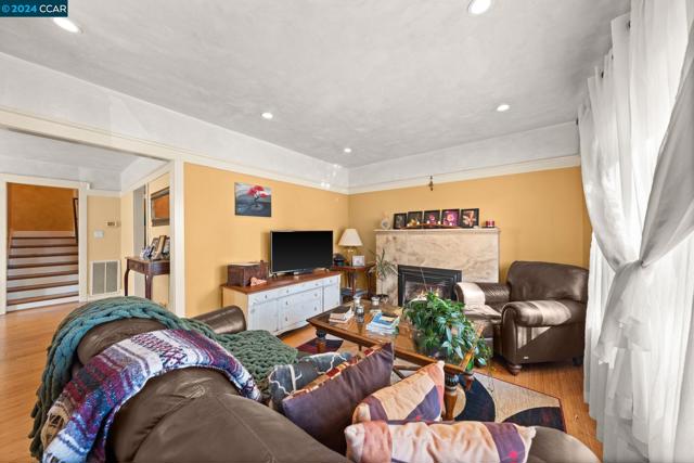 Image 8 of 46 For 2427 35th Ave