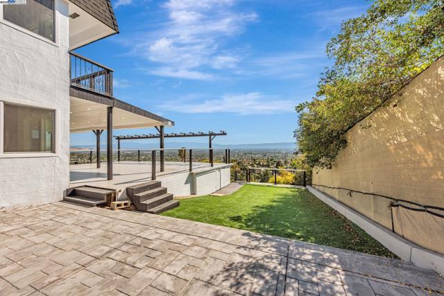 10745 Ridgeview Way, San Jose CA: https://media.crmls.org/mediaz/ff7dbe11-b197-48bf-9fee-369bfdf23f74.jpg