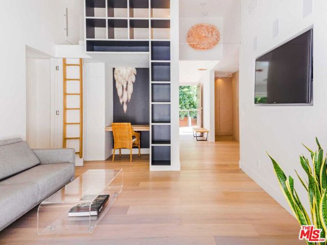 3279 Ledgewood Drive, Los Angeles CA: https://media.crmls.org/mediaz/ff7edcb1-ee19-480b-b86e-1125baebdec2.jpg