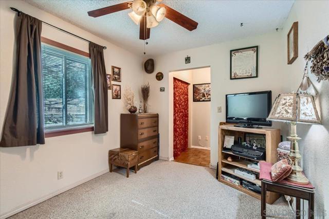 531 Silverbrook Dr, El Cajon CA: https://media.crmls.org/mediaz/ff7f00d7-abc6-4fab-bdd7-e6c265d52905.jpg