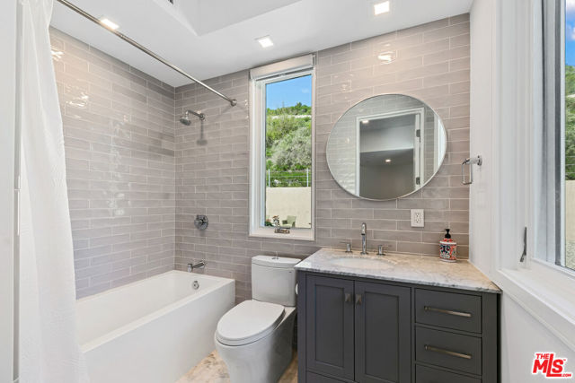 25157 Malibu Road, Malibu CA: https://media.crmls.org/mediaz/ff7f4735-4718-4c4f-9eac-396bf933e803.jpg